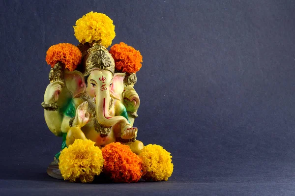 Hindu tanrısı Ganesha. Ganesha Idol gri arka plan üzerinde.