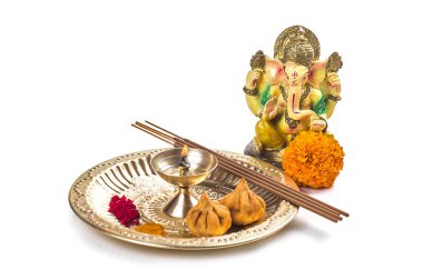 Hindu tanrı Ganesha. Lord Ganesha 'nın heykeli. Beyaz arkaplanda ibadet (Pooja) düzeneği.