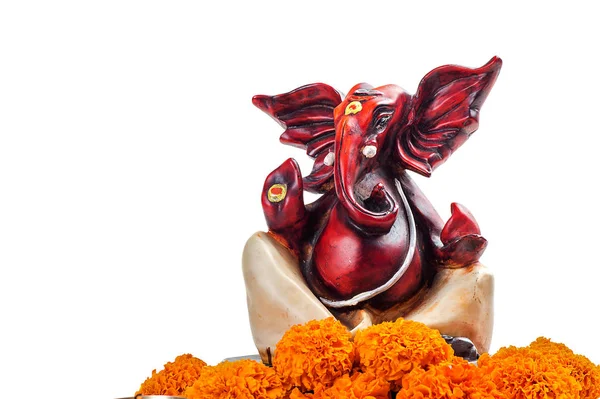 Hinduistický bůh Ganesha. Socha lorda Ganéši. Uspořádání uctívání (Pooja) na bílém pozadí. — Stock fotografie