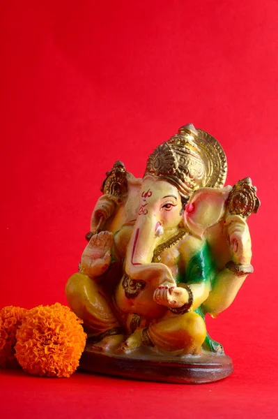 Hinduski Bóg Ganesha. Ganesha Idol na czerwonym tle. — Zdjęcie stockowe