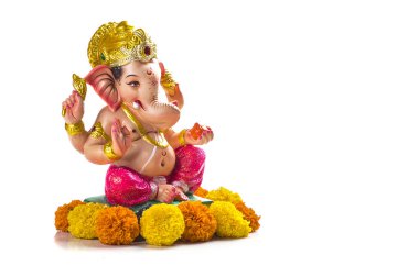 Hindu tanrı Ganesha. Beyaz Arkaplanda Ganesha İdolü.