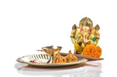 Hindu tanrı Ganesha. Lord Ganesha 'nın heykeli. Beyaz arkaplanda ibadet (Pooja) düzeneği.