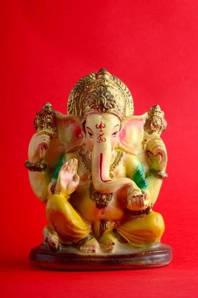 Hindu Isten Ganesha. Ganesha Idol, piros háttér. — Stock Fotó