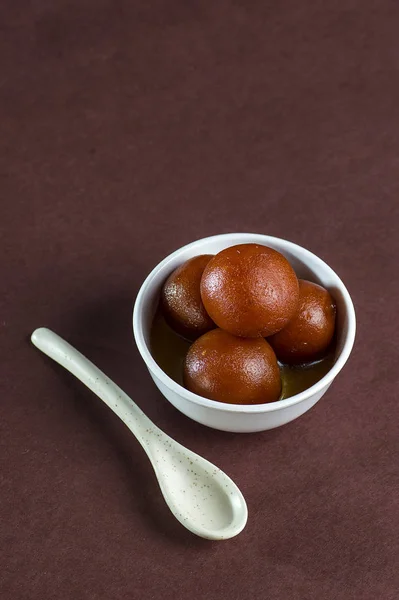 Gulab jamun, indisches Dessert oder süßes Gericht in Schüssel mit Löffel — Stockfoto