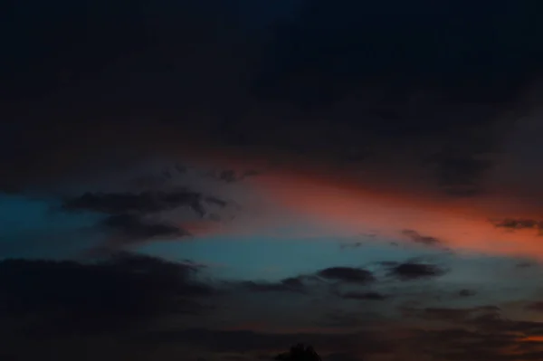 雲と美しい夕日の空。概要空. — ストック写真