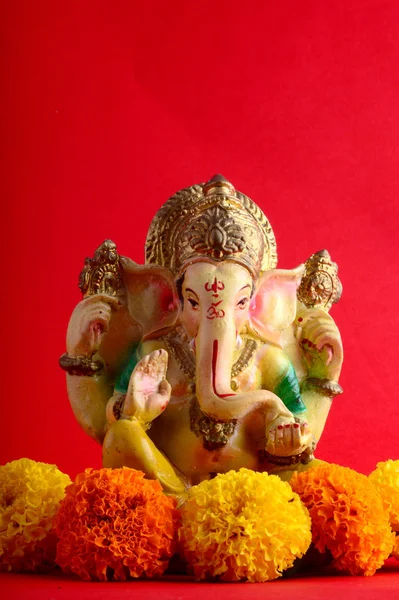 Hindoe-God Ganesha. Ganesha idool op rode achtergrond. — Stockfoto