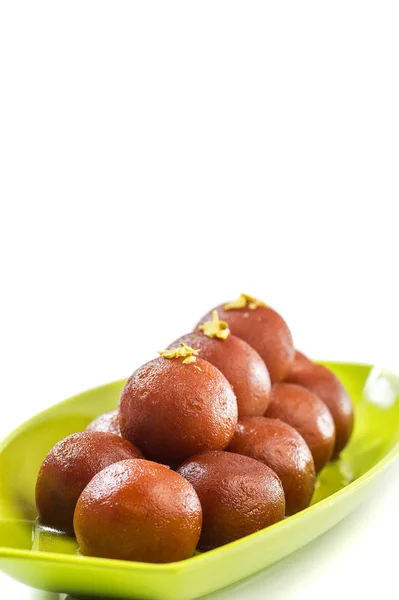 Indisches Dessert gulab jamun. Süßspeise isoliert auf weißem Hintergrund — Stockfoto