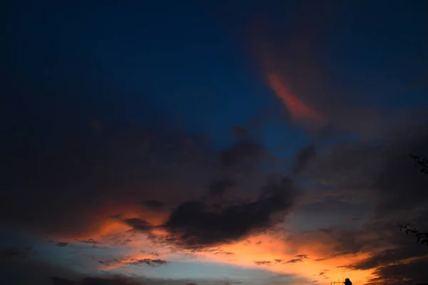 Belo céu de pôr do sol com nuvens. Céu abstrato . — Fotografia de Stock