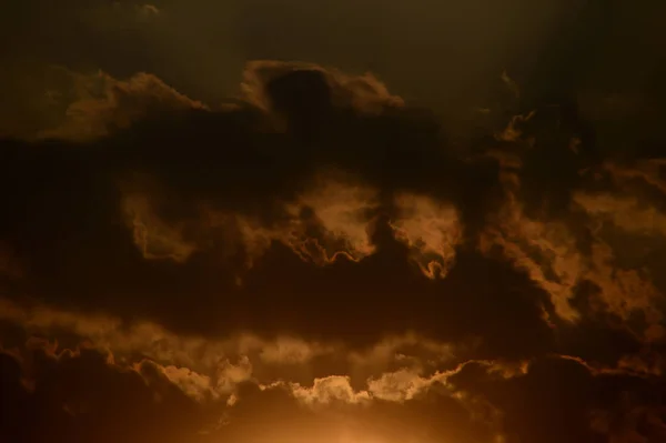 Belo céu de pôr do sol com nuvens. Céu abstrato . — Fotografia de Stock