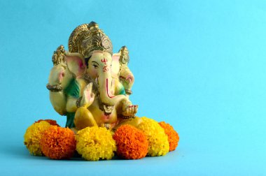 Hindu tanrısı Ganesha. Ganesha Idol mavi zemin üzerine