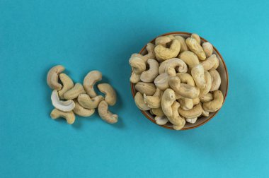 Mavi arka planda bir kasede fındık