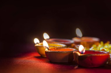 Diwali kutlamaları sırasında Clay diya lambaları yandı. Selamlar Kart Tasarımı Hint Hindu Işık Festivali Diwali