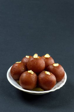 Gulab Jamun, Hindistan tatlısı ve şam fıstığı.
