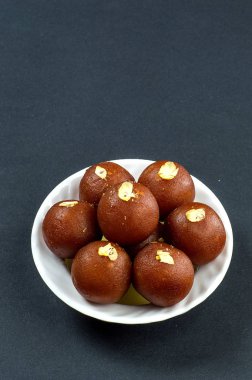 Gulab Jamun, Hindistan tatlısı ve şam fıstığı.