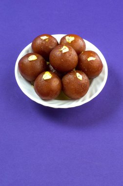 Hint Tatlısı: Gulab Jamun beyaz kasede.