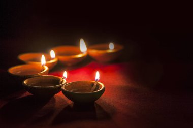 Diwali kutlamaları sırasında Clay diya lambaları yandı. Selamlar Kart Tasarımı Hint Hindu Işık Festivali Diwali