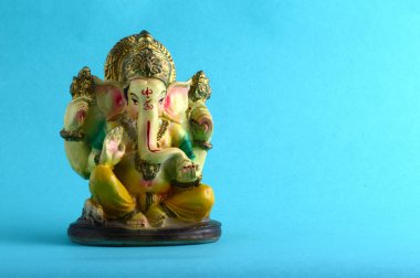 Hindu tanrısı Ganesha. Ganesha Idol mavi zemin üzerine
