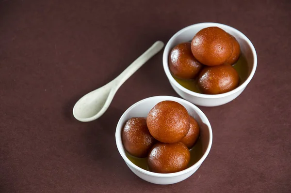 Gulab jamun, indisches Dessert oder süßes Gericht in Schüssel mit Löffel — Stockfoto