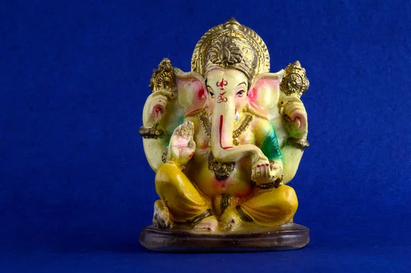 Ινδουιστικό Θεού Ganesha. Γκανέσα Idol σε μπλε φόντο — Φωτογραφία Αρχείου