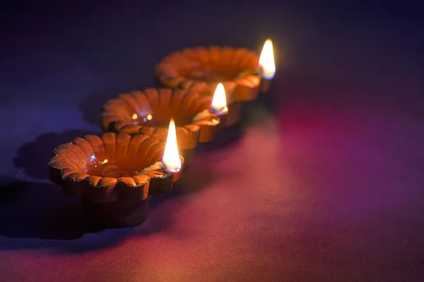Diwali kutlamaları sırasında Clay diya lambaları yandı. Selamlar Kart Tasarımı Hint Hindu Işık Festivali Diwali