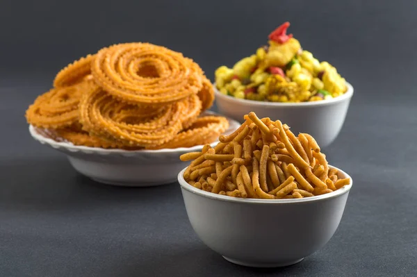 Indischer Imbiss: chakli, chakali oder murukku und besan (Gramm Mehl) sev und chivada oder chiwada. Diwali-Essen — Stockfoto