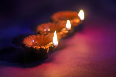 Diwali kutlamaları sırasında Clay diya lambaları yandı. Selamlar Kart Tasarımı Hint Hindu Işık Festivali Diwali