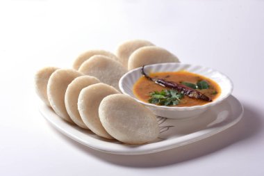 Sambar ve hindistan cevizi turşulu Idli: Güney Hint yemekleri rava idli veya irmikli rava aylak aylak, sambar ve yeşil hindistan cevizi turşusuyla servis edilir..