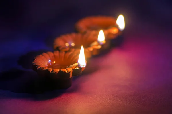Diwali Celebration中に点灯クレイdiyaランプ。グリーティングカードデザイン｜インドのヒンズー教の光祭りDiwali — ストック写真