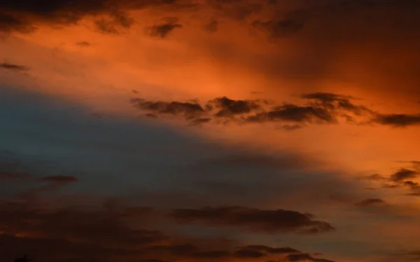 Hermoso cielo atardecer con nubes. Cielo abstracto . — Foto de Stock