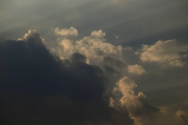 Hermoso cielo atardecer con nubes. Cielo abstracto . — Foto de Stock