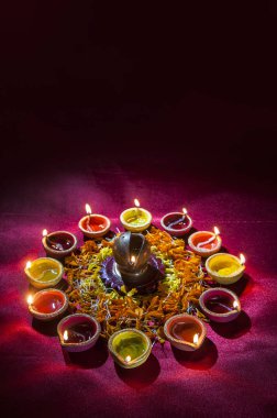 Diwali kutlamaları sırasında Clay diya lambaları yandı. Selamlar Kart Tasarımı Hint Hindu Işık Festivali Diwali