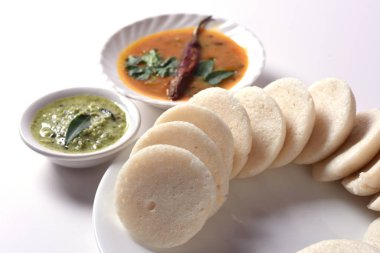 Sambar ve hindistan cevizi turşulu Idli: Güney Hint yemekleri rava idli veya irmikli rava aylak aylak, sambar ve yeşil hindistan cevizi turşusuyla servis edilir..