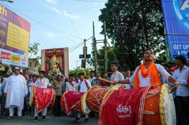 Amravati, Maharashtra, Hindistan - 27 Eylül 2018: Ganesh Chaturthi festivali sırasında tanrıça Ekvira heykelinin önünde geleneksel davul çalan kimliği belirsiz bir kalabalık.