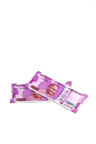 Nouvelle monnaie indienne de Rs.2000 isolée sur fond blanc. Publié le 9 novembre 2016 . — Photo