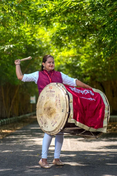 Amravati, Maharashtra, India - 24 september: Onbekende groep jongeren viert Festival in park door te drummen met muziek. — Stockfoto