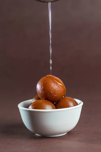 Gulab Jamun, indisches Dessert oder süßes Gericht in Schüssel. — Stockfoto