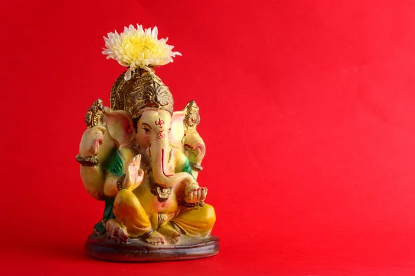힌두교 신 가네샤입니다. 빨간색 배경에 코끼리 우상. — 스톡 사진