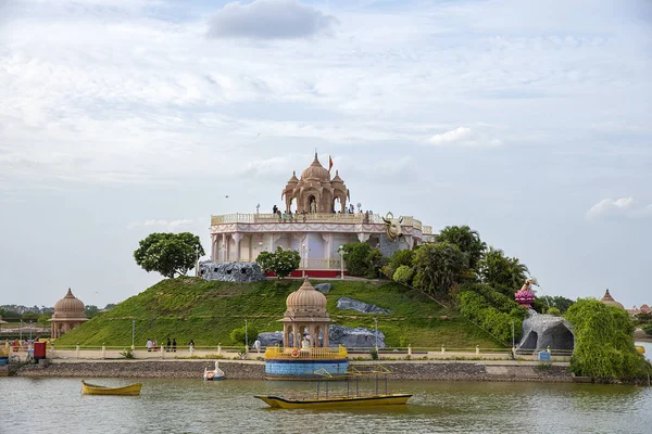 SHEGAON, MAHARASHTRA, INDIA, 10 JULIO 2017: Turista no identificado disfrutando de una maravilla arquitectónica en Anand Sagar Shri Saint Gajanan Maharaj Sansthan. Anand Sagar es lugar de atracción turística de Shegaon — Foto de Stock