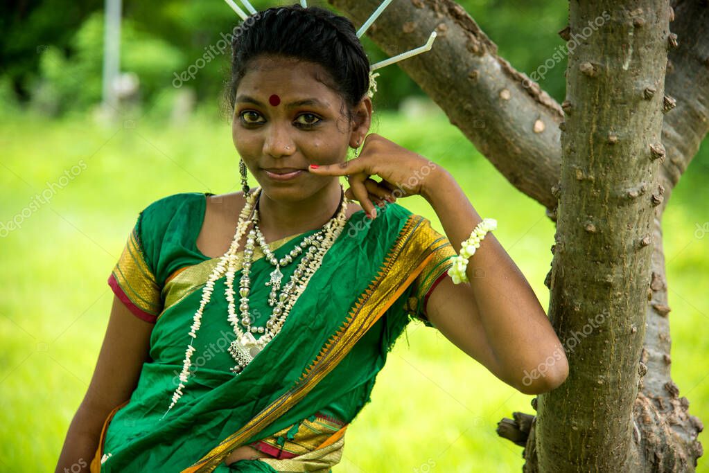 AMRAVATI, MAHARASHTRA, INDIA 9 DE AGOSTO Grupo de tribus Gondi