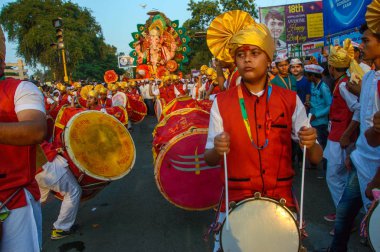 Amravati, Maharashtra, Hindistan - 27 Eylül 2018: Ganesha festivali sırasında bateri ve müzik eşliğinde Hindu Tanrısı Ganesha 'yı taşıyan bir kalabalık. Yıllık festival.