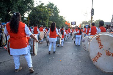 Amravati, Maharashtra, Hindistan - 27 Eylül 2018: Ganesha festivali sırasında Hindu Tanrısı Ganesha 'yı suya daldırmak için taşıyan tanımlanamayan inançlı insanlar. Yıllık festival.