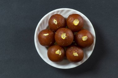 Gulab Jamun, Hindistan tatlısı ve şam fıstığı.
