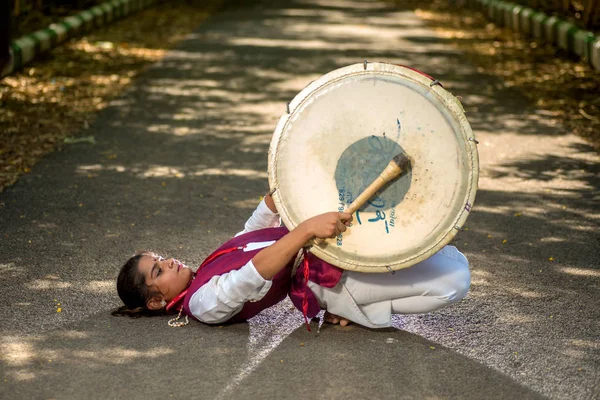 Amravati, Maharashtra, Hindistan - 24 Eylül - Tanımlanamayan bir grup genç festivali müzikle davul çalarak parkta kutluyor. — Stok fotoğraf