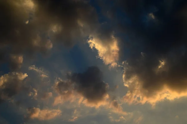 Hermoso cielo atardecer con nubes. Cielo abstracto . — Foto de Stock