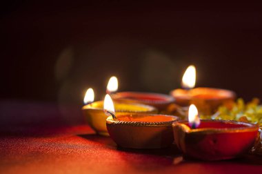 Diwali kutlamaları sırasında Clay diya lambaları yandı. Selamlar Kart Tasarımı Hint Hindu Işık Festivali Diwali