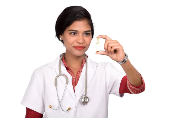 Médica feminina mostrando o tubo de medicina em fundo branco — Fotografia de Stock