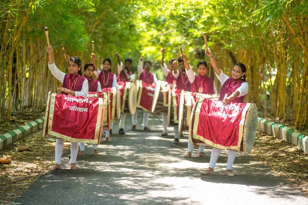 AMRAVATI, MAHARASHTRA, INDIA - 24 сентября: Неопознанная группа молодых людей, празднующих фестиваль в парке, играет на барабанах с музыкой . — стоковое фото
