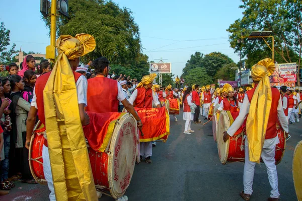 AMRAVATI, MAHARASHTRA, INDE - 27 SEPTEMBRE 2018 : Foule de personnes non identifiées portant le dieu hindou Ganesha pour une immersion avec des tambours et de la musique dans les plans d'eau pendant le festival de Ganesha. Festival annuel . — Photo