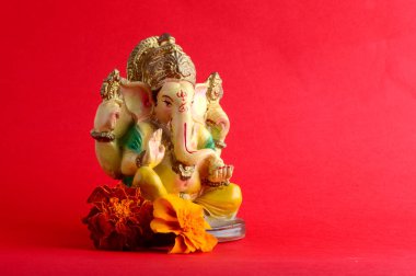 Hindu tanrısı Ganesha. Ganesha Idol kırmızı zemin üzerine.
