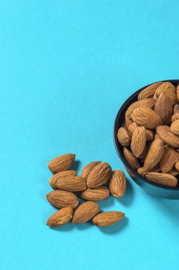 Mavi arkaplanda bademlerin yakın plan görüntüsü